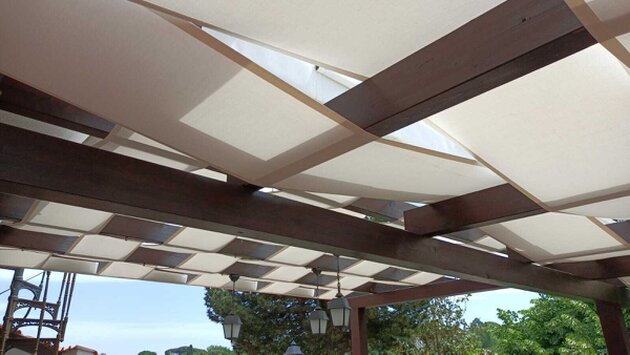Pergola con telo in giardino