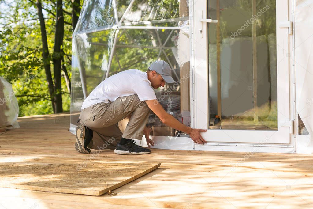 Tecnico installa tenda con dispositivi di sicurezza