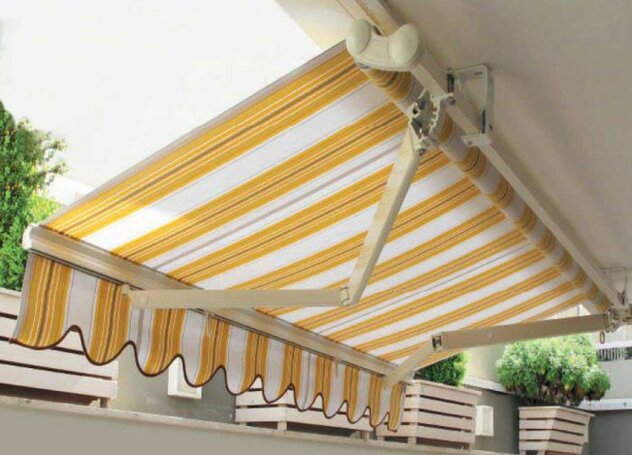 Tenda a bracci estensibili su facciata negozio