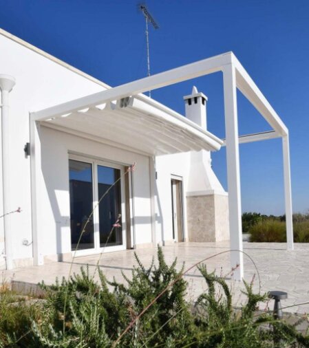Dettaglio sensore meteo e telecomando per pergola