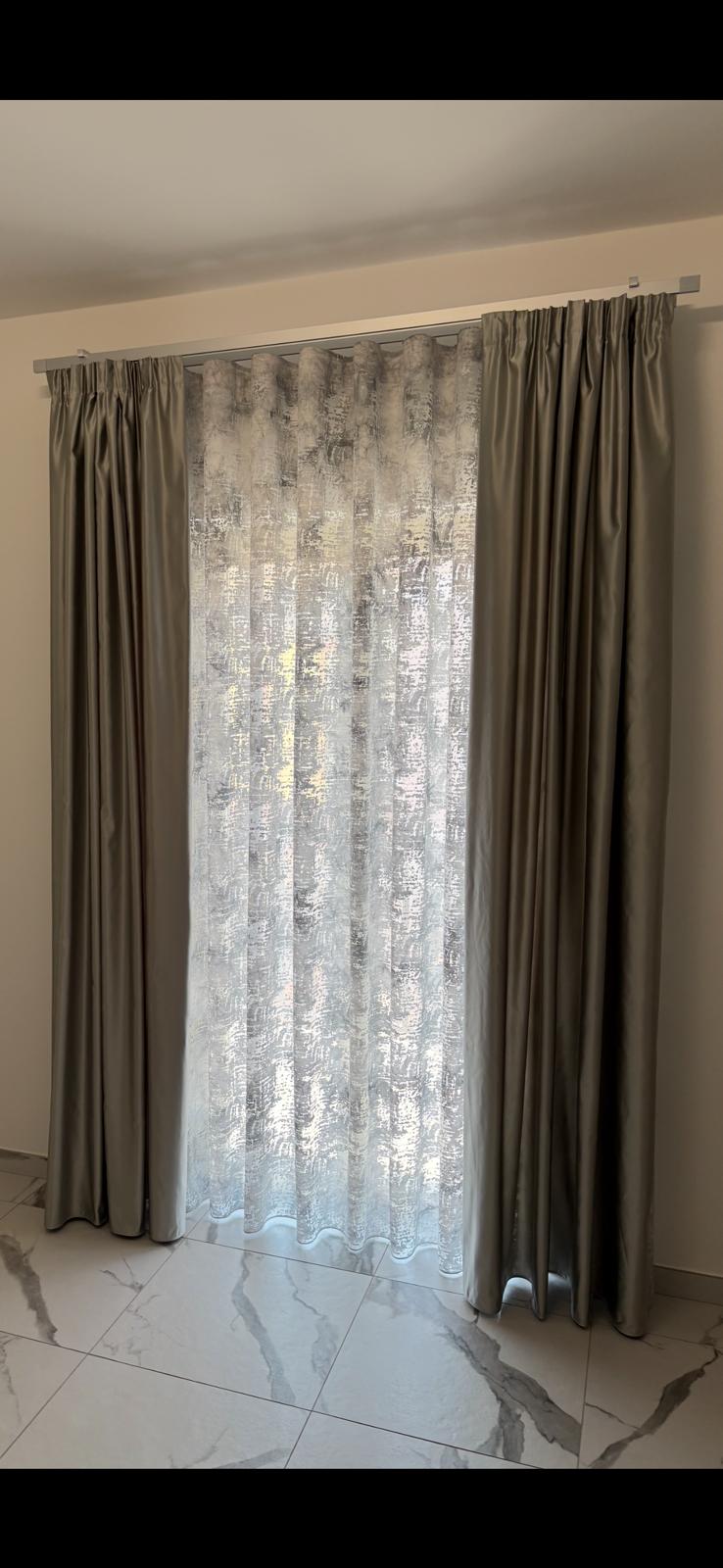 Tende da interno su binario minimal in soggiorno moderno