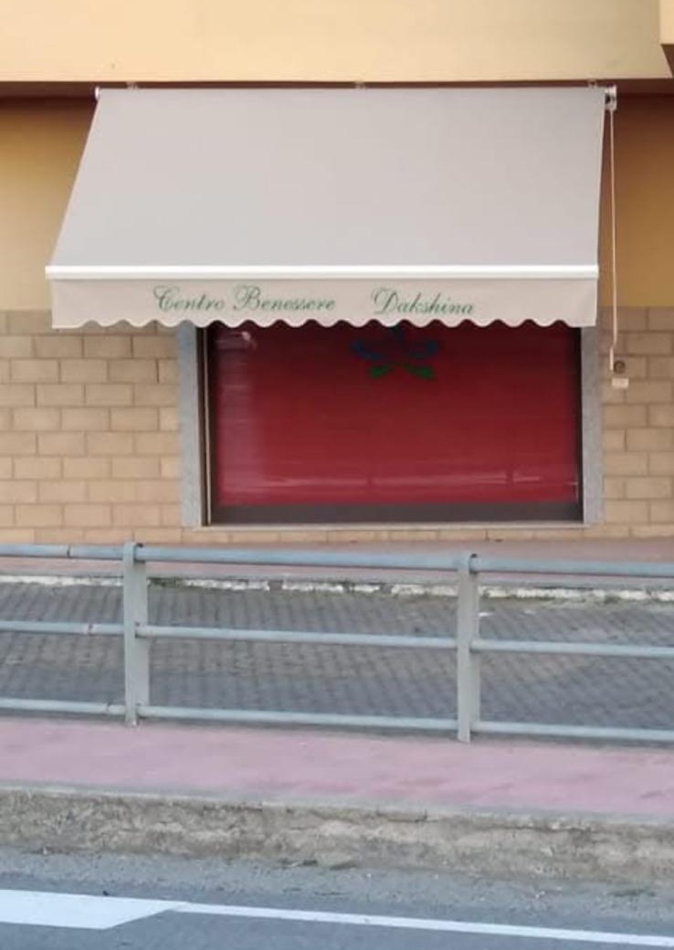 Tenda da sole a bracci estensibili su terrazza assolata