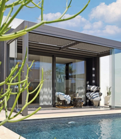 Showroom tende elegante con campioni di tessuti