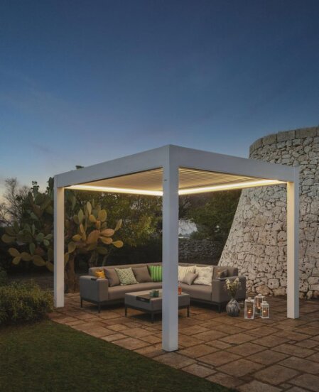 Illuminazione LED integrata su pergola serale